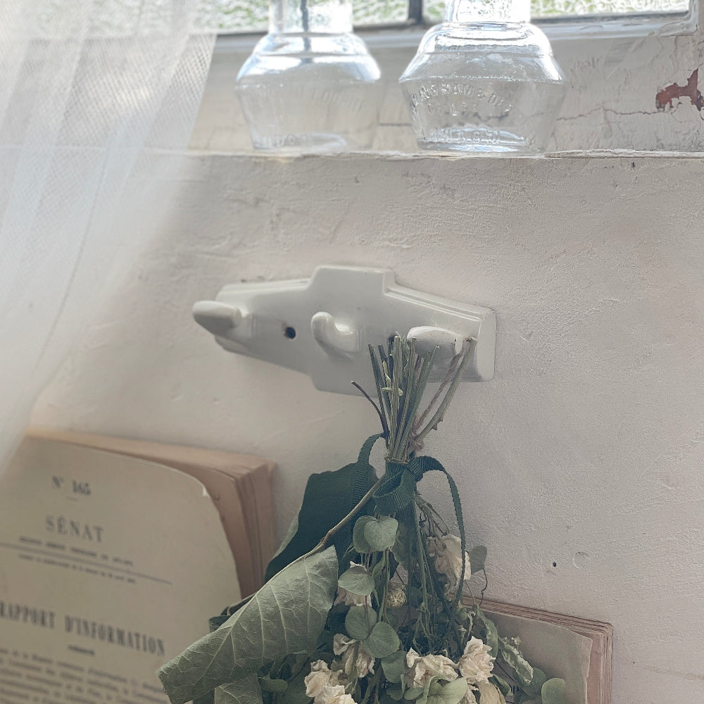 清潔感漂う白の陶製フック（横幅13.5cm）　フランスアンティーク