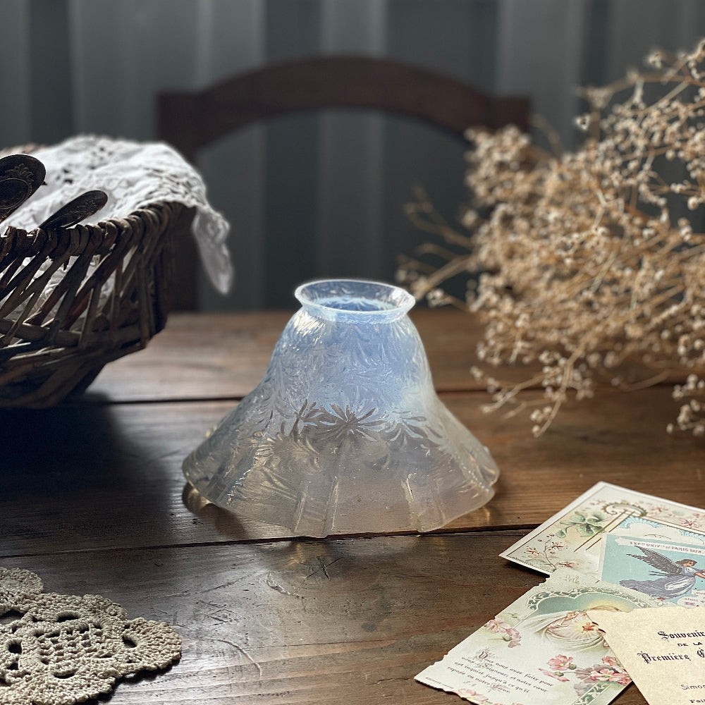 花のデザインが素敵なオパリンガラスシェード（高さ9.5cm）　イギリスアンティーク