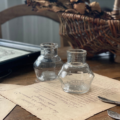 ２点あり！エンボスが可愛い小さなガラスポット（高さ8cm）　イギリスアンティーク