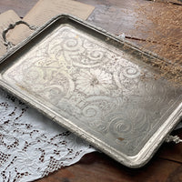 エレガントな彫り模様のシルバープレートトレー（57.5x32cm）　フランスアンティーク