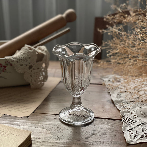 アンティークグラス アンティークガラスのキャニスター、フタ付きのプレスドグラス