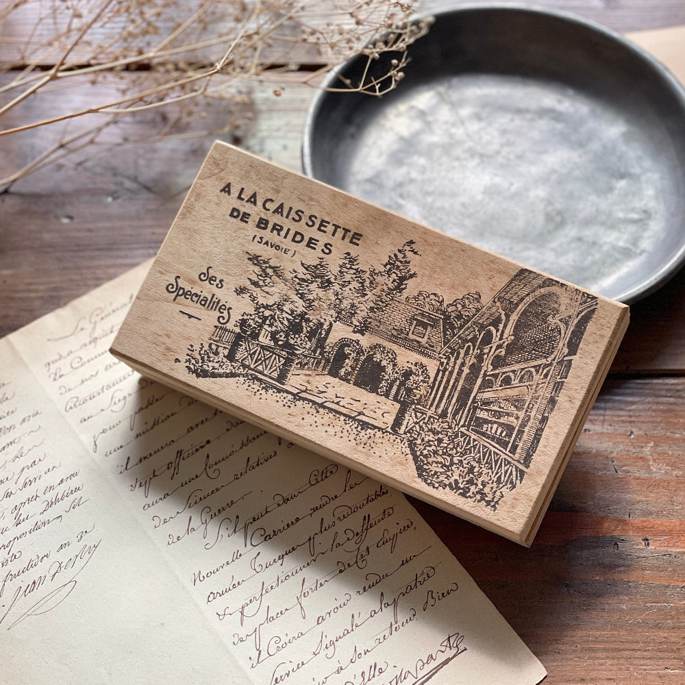 サヴォワ地方特産のお菓子が入っていた木箱（10.5x19cm）①　フランスアンティーク