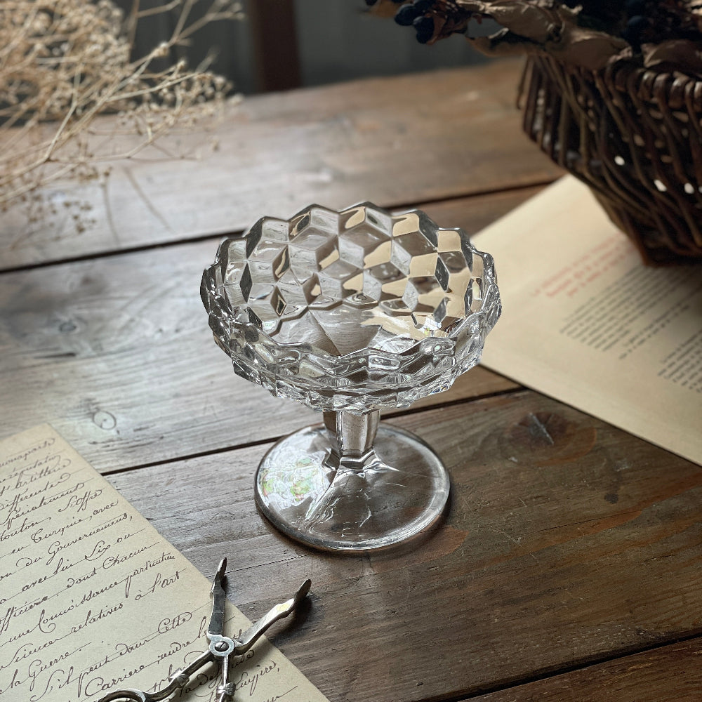 キラキラしたガラスのボンボンディッシュ（高さ11cm）　イギリスアンティーク