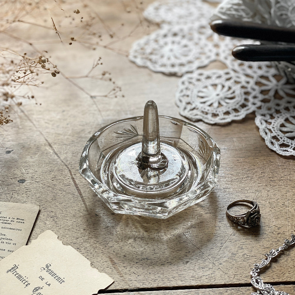 ガラスのリングトレー（直径9.5cm）③　イギリスアンティーク