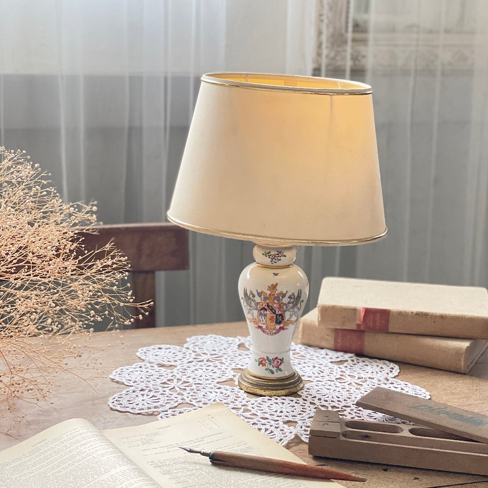 布シェード付き紋章のポーセリンスタンド（高さ35.5cm）　フランスアンティーク