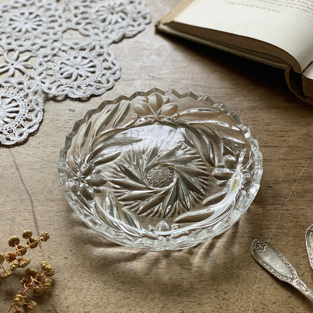 小さな丸いガラス皿（直径14.5cm）　イギリスアンティーク