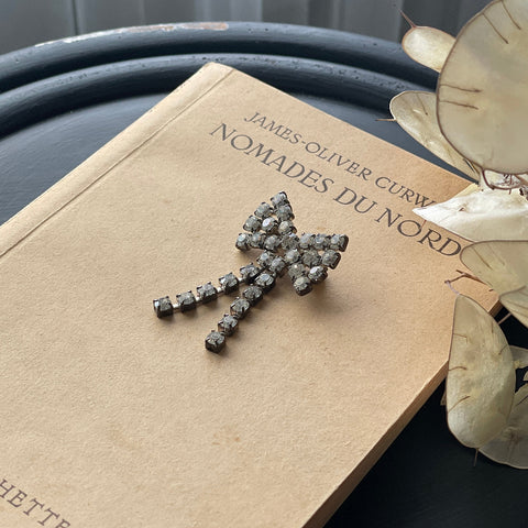 1920年代リボンモチーフのガラスブローチ（5×3cm）　イギリスアンティーク