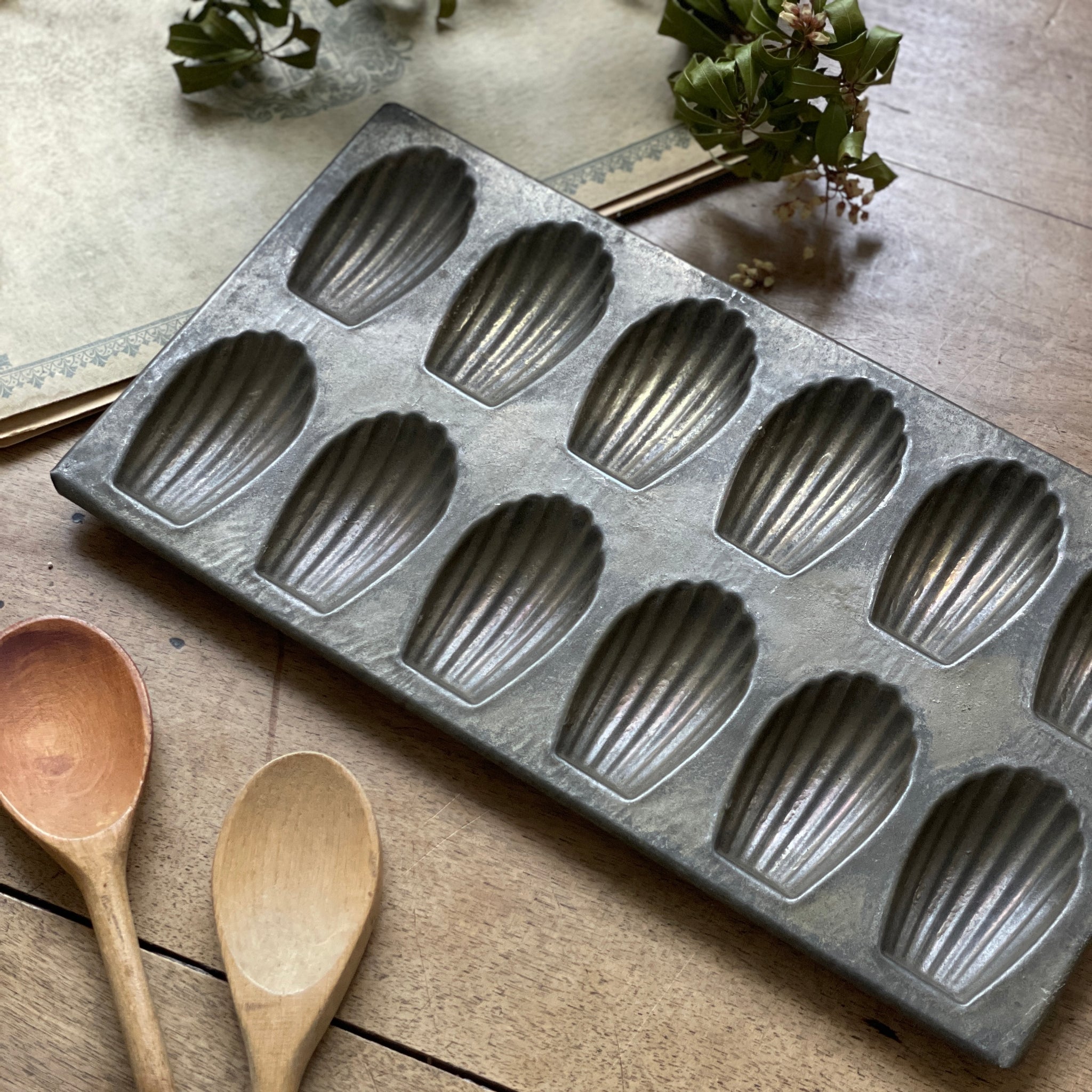 ブリキのマドレーヌ型（36x19.5cm）　フランスアンティーク