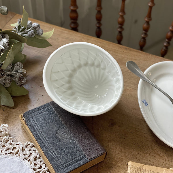 ヴィクトリアン陶器モールド（高さ10.5cm） イギリスアンティーク