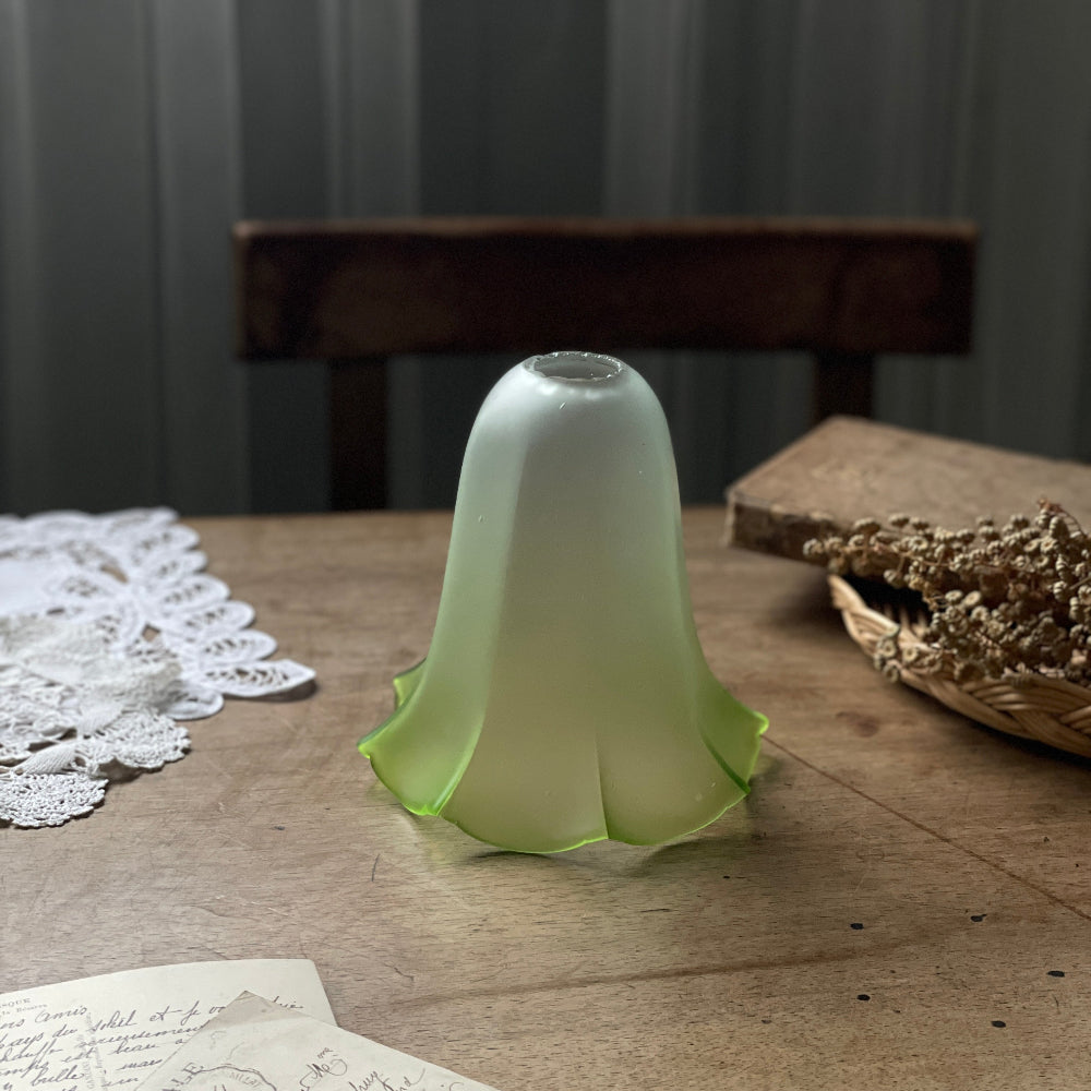 シックなグリーンカラーのガラスシェード　イギリスアンティーク