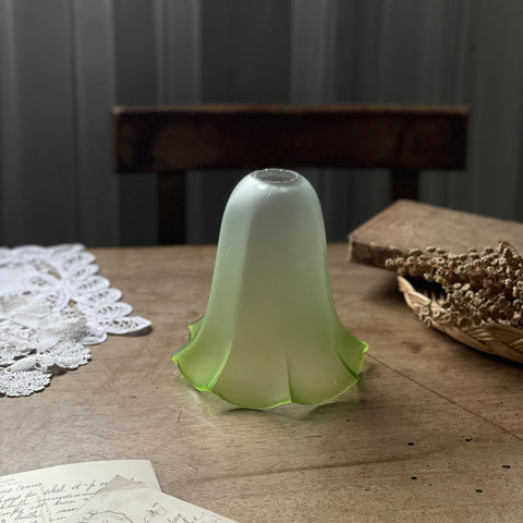 シックなグリーンカラーのガラスシェード　イギリスアンティーク