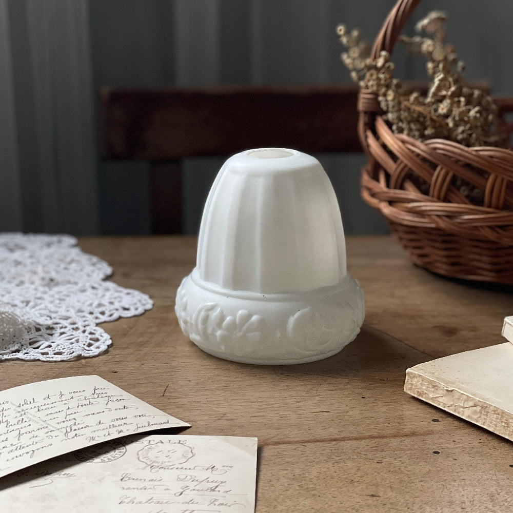 花モチーフの白いガラスのランプシェード（高さ12cm）　イギリスアンティーク