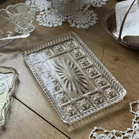 カットが素敵な四角のガラストレー　イギリスアンティーク
