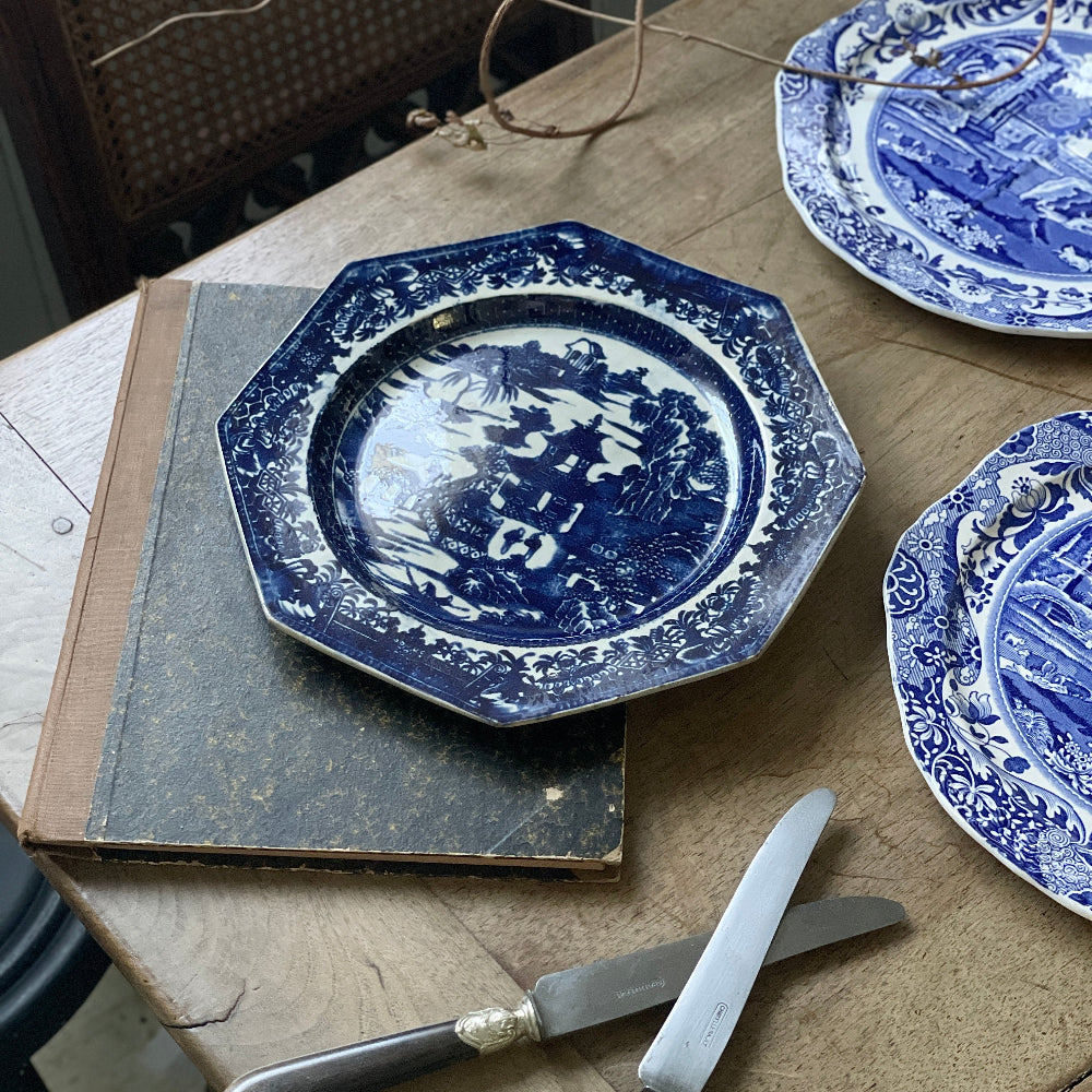 オクトゴナル19世紀のウィローパターンB&W平皿　イギリスアンティーク