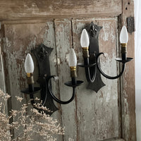 ユリの紋章付きペア２灯アイアンブラケット（壁付け照明）　フランスアンティーク