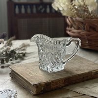 プレスデザインが素敵なミルクジャグ（高さ8.5cm）　イギリスアンティーク