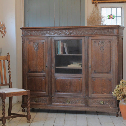 繊細な彫り模様が素敵なオーク材ブックケース（本棚）横幅162cm　フランスアンティーク