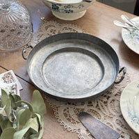 持ち手も素敵なエタン製トレー（直径29cm）　フランスアンティーク
