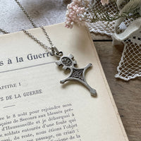 クロスモチーフのシルバーネックレス　フランスアンティーク