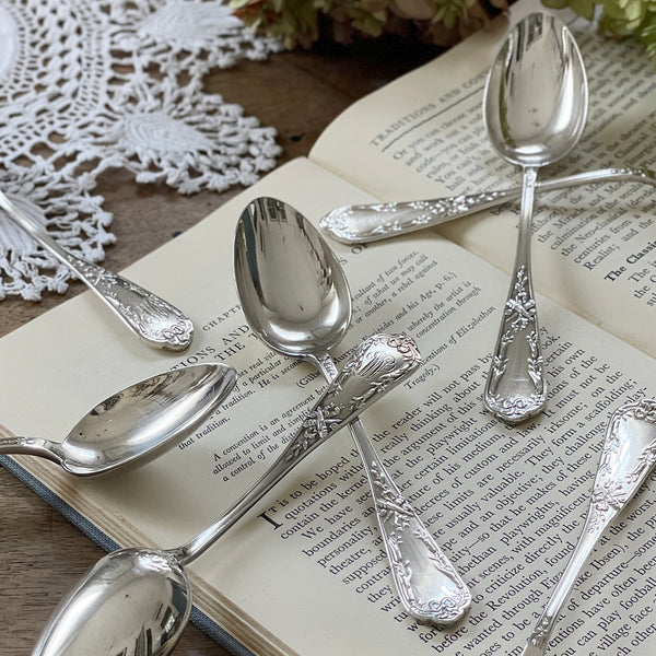 7本あり！トーチ柄とリボン装飾が素敵なデザートスプーン フランス