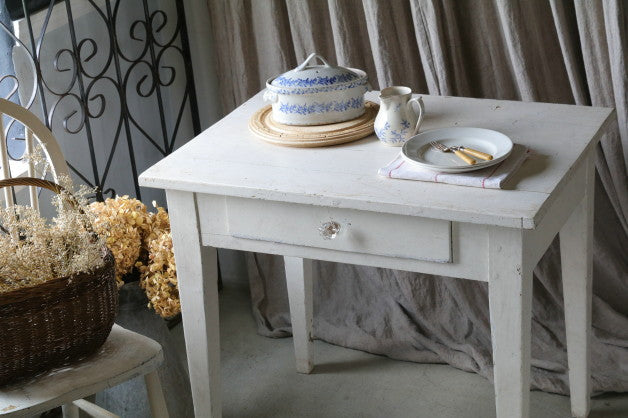 ガラスノブが可愛い白いデスク（机）　フランスアンティーク家具