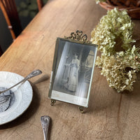 リボンモチーフのオルモルフォトスタンド（21x11cm）　フランスアンティーク