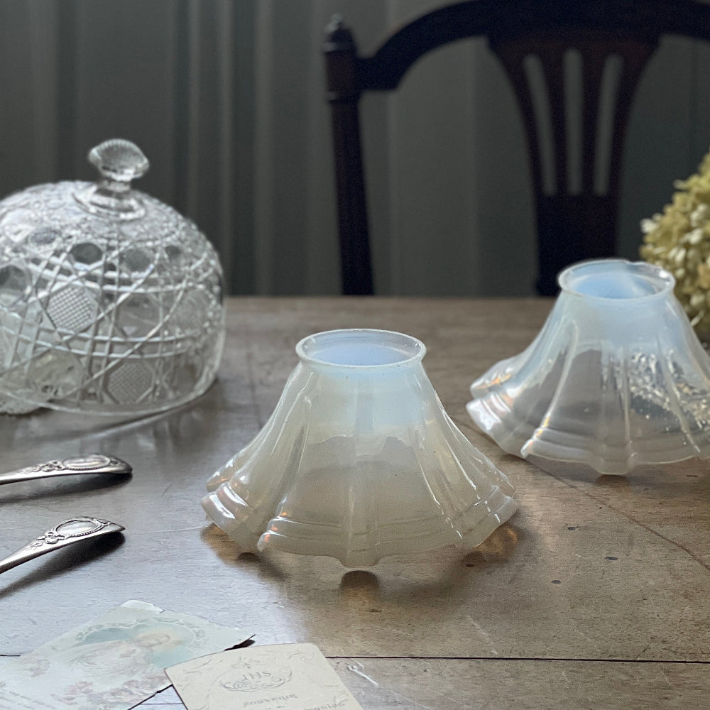 ２点あり！優しいラインのオパリンガラスシェード　フランスアンティーク