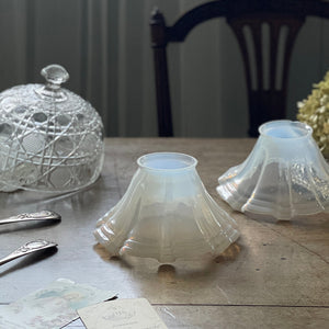 2点あり！優しいラインのオパリンガラスシェード フランス