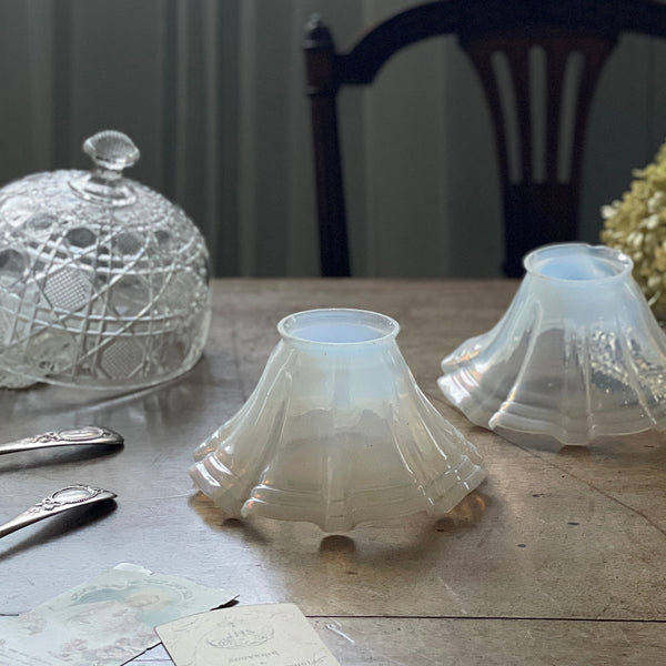 2点あり！優しいラインのオパリンガラスシェード フランス