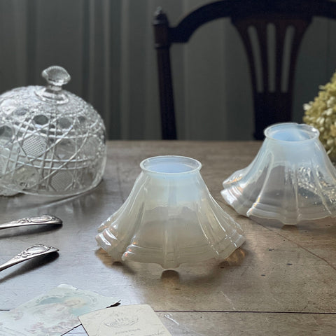 ２点あり！優しいラインのオパリンガラスシェード　フランスアンティーク