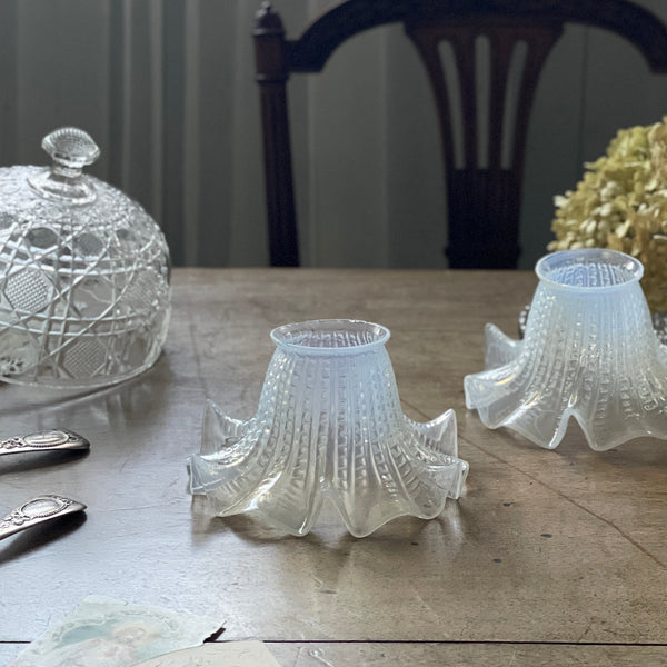 2点あり！乳白色が美しいオパリンガラスシェード フランス