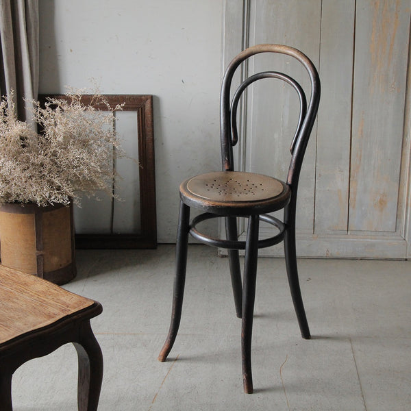 小さなサイズで華奢な印象のベントウッドチェア（高さ94cm） イギリス