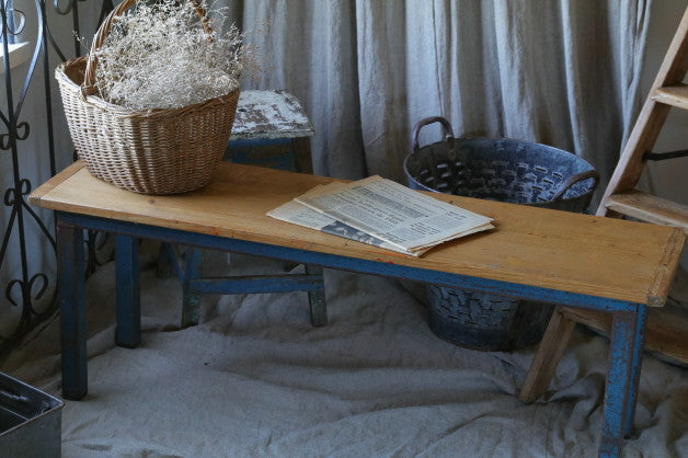 ブルーの鉄製の脚がシャビーな雰囲気で素敵なパイン材のベンチ　イギリスアンティーク家具