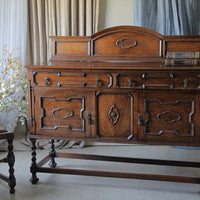 1920年代クラシカルな英国オーク材サイドボード（横幅137cm）　イギリスアンティーク家具