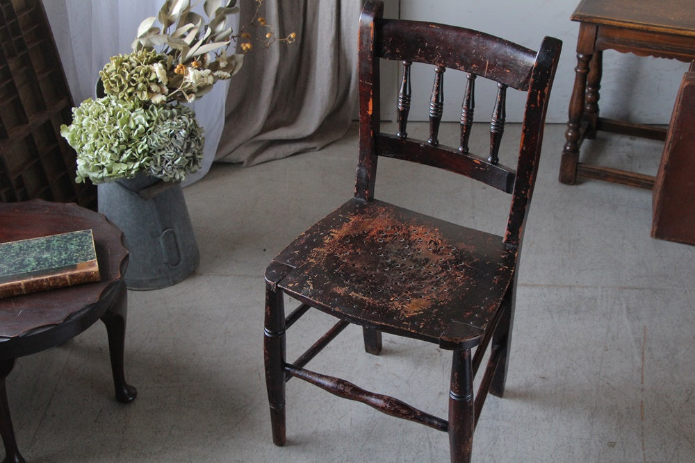 1900年代ペイントの剥がれ具合も素敵な椅子（高さ80cm）　イギリスアンティーク家具