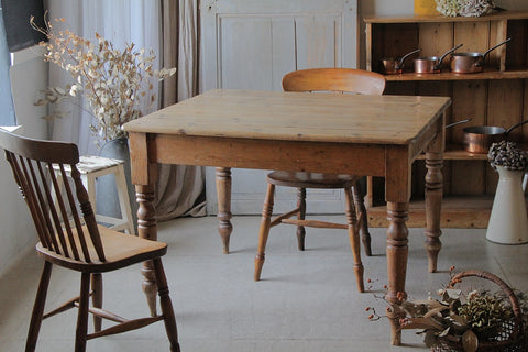 1890年代飴色のオールドパイン材ダイニングテーブル（106x90cm）　イギリスアンティーク家具