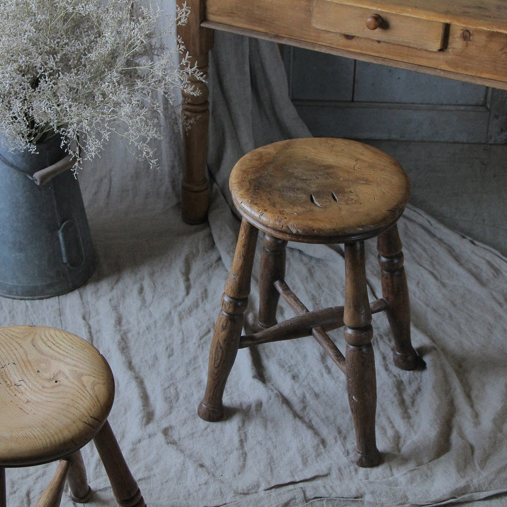 L3705-11 英国アンティーク スツール ヴィクトリア 赤 キッチンスツール L3705-11 英国アンティーク スツール ヴィクトリア 赤 キッチン