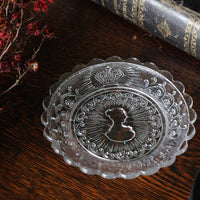 英国王室記念グッズのガラス皿（直径13cm）　イギリスアンティークガラス雑貨