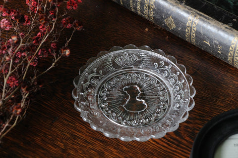 英国王室記念グッズのガラス皿（直径13cm）　イギリスアンティークガラス雑貨