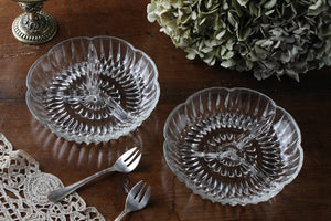 お花のようで可愛いセパレート皿（直径18cm）　フランスアンティークガラス食器