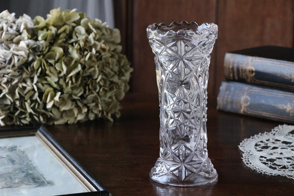 ゆらりとしたガラスが美しいフラワーベース（花瓶）高さ20cm 
