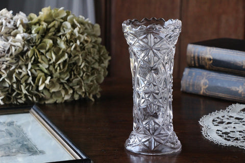 ゆらりとしたガラスが美しいフラワーベース（花瓶）高さ20cm　イギリスアンティークガラス雑貨