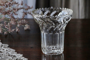 飴色に変化したガラスが魅力のフラワーベース（高さ15.5cm）　イギリスアンティークガラス雑貨　