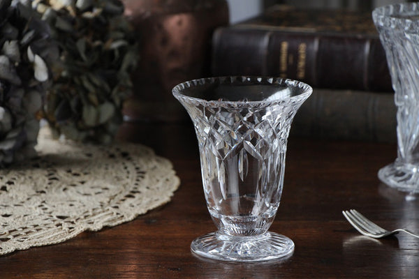 安定感あるフラワーベース（高さ12.5cm） イギリスアンティークガラス