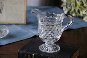 足つきデザインが素敵なガラスミルクジャグ（高さ13cm）　イギリスアンティークガラス雑貨
