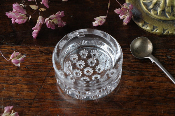 薄紫色が美しいガラスソルトディッシュ（直径6.5cm） イギリス