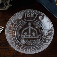 1887年ヴィクトリア女王のコロネーションプレート（直径16.5cm）　イギリスアンティークガラス雑貨