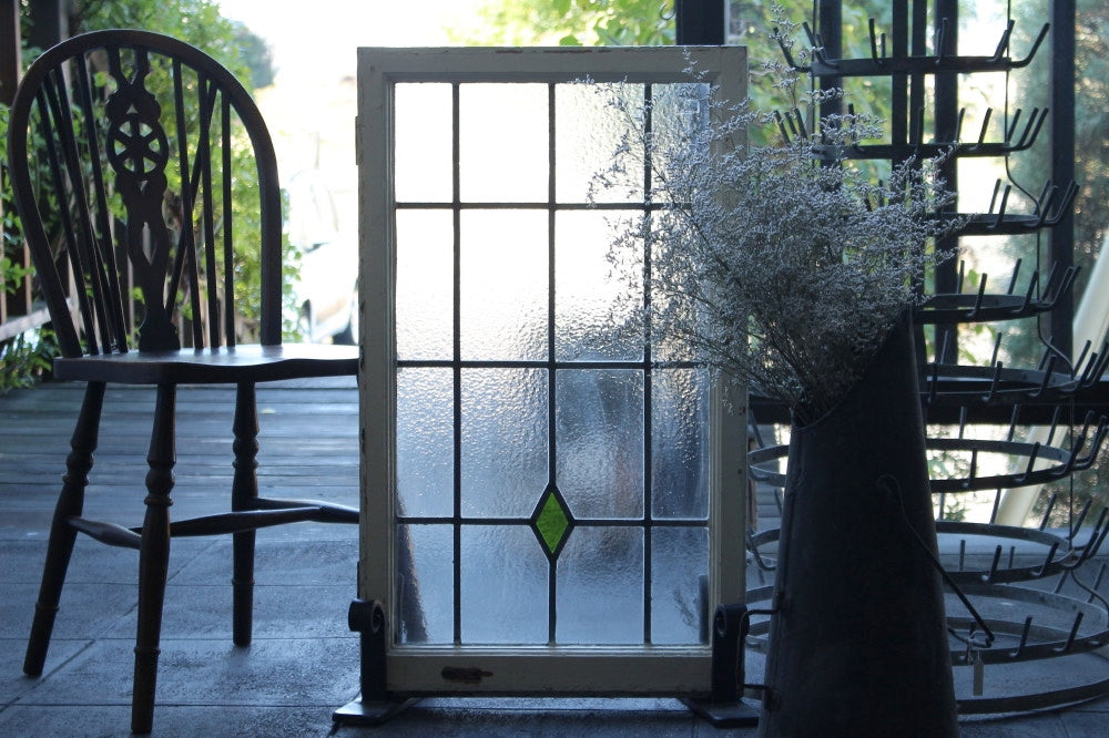 緑のダイヤ柄がワンポイントのステンドグラス　イギリスアンティーク（住宅窓）50㎝×84㎝