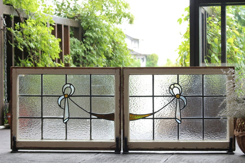 2枚セット！対になったリボンデザインのステンドグラス　イギリスアンティーク(住宅窓)　69.5cm×53cm