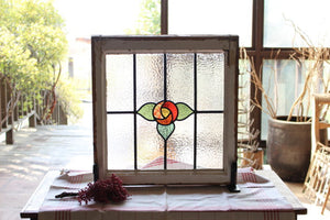 可愛らしい緑の葉と赤いバラのステンドグラス イギリスアンティーク(住宅窓) 51cm×53.5cm